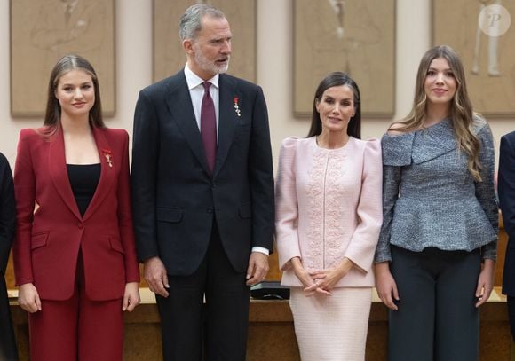 on apprend qu'elles ont toutes les deux renoncé à cet héritage, à l'image de leurs parents, 

La princesse Leonor, Le roi Felipe VI d'Espagne, La reine Letizia d'Espagne, L'infante Sofia d'Espagne - La famille royale espagnole lors de l'événement 50 ans plus tard : la Couronne dans la transition vers la démocratie au Congrès des députés à Madrid, le 21 novembre 2025.

Photo : Europa Press / Bestimage