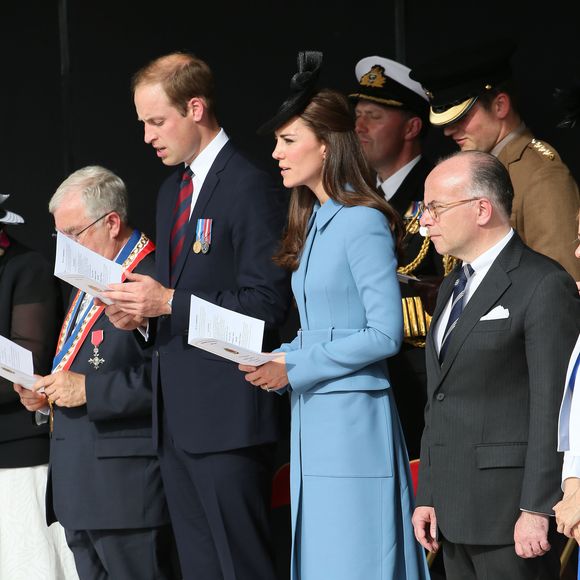 car le prince héritier William et sa femme Kate étaient absents, actuellement en vacances.


Le maire Patrick Jardin, Bernard Cazeneuve - Le prince William et Kate Catherine Middleton, duchesse de Cambridge, lors de la cérémonie sur la plage "Gold Beach" à Arromanches lors des commémorations du 70ème anniversaire du débarquement sur les plages de Normandie lors de la Seconde Guerre Mondiale. Le 6 juin 2014
