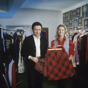 Des clichés exclusifs ont d'ailleurs été pris avec Michel Drucker dans cette demeure qui n'avait pas laissé de bons souvenirs à Ludovic.

Archives - En France, à Feucherolles, Michel Drucker et Sheila, lors de l'émission "Music Stars", dans la maison de la chanteuse, dans une pièce où elle conserve toutes ses tenues de scènes, montrant à l'animateur ses deux jupes écossaises qu'elle portait quand elle chantait "L'école est finie" © Michel Marizy via Bestimage