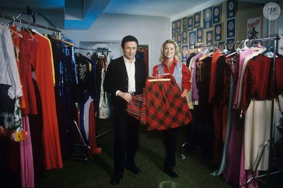 Des clichés exclusifs ont d'ailleurs été pris avec Michel Drucker dans cette demeure qui n'avait pas laissé de bons souvenirs à Ludovic.

Archives - En France, à Feucherolles, Michel Drucker et Sheila, lors de l'émission "Music Stars", dans la maison de la chanteuse, dans une pièce où elle conserve toutes ses tenues de scènes, montrant à l'animateur ses deux jupes écossaises qu'elle portait quand elle chantait "L'école est finie" © Michel Marizy via Bestimage