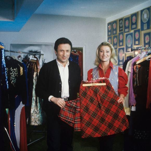 Des clichés exclusifs ont d'ailleurs été pris avec Michel Drucker dans cette demeure qui n'avait pas laissé de bons souvenirs à Ludovic.

Archives - En France, à Feucherolles, Michel Drucker et Sheila, lors de l'émission "Music Stars", dans la maison de la chanteuse, dans une pièce où elle conserve toutes ses tenues de scènes, montrant à l'animateur ses deux jupes écossaises qu'elle portait quand elle chantait "L'école est finie" © Michel Marizy via Bestimage