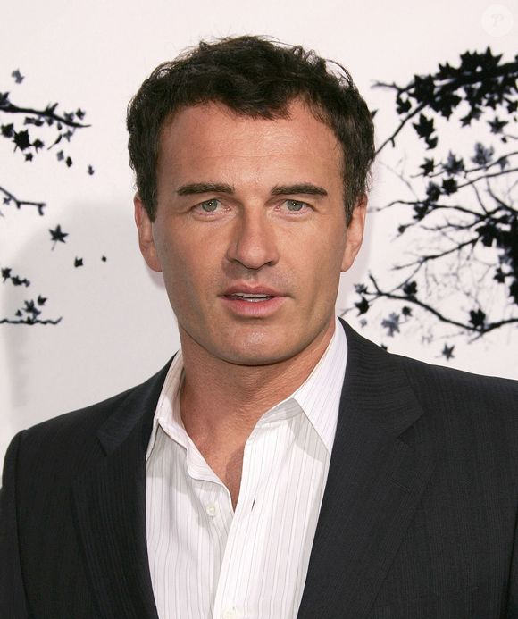 Il jouait récemment dans "The Residence" sur Netflix, annulée peu avant sa mort.

L'acteur Julian McMahon lors d'une avant-première. Photo par Backgrid USA / Bestimage