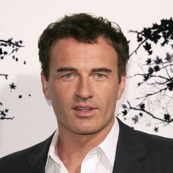Il jouait récemment dans "The Residence" sur Netflix, annulée peu avant sa mort.

L'acteur Julian McMahon lors d'une avant-première. Photo par Backgrid USA / Bestimage