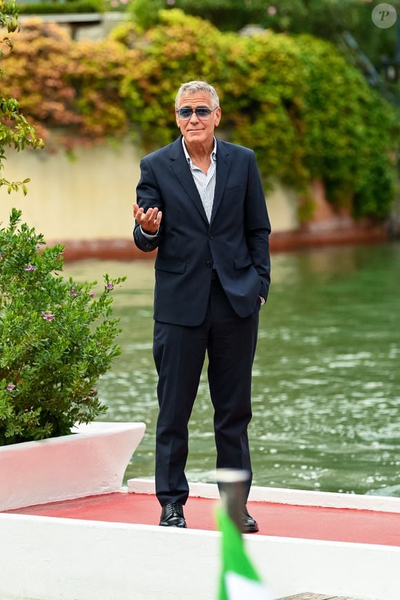 Apparemment, son état de santé l'a récemment contraint à rentrer chez lui pour se reposer

George Clooney durant la 82e édition du Festival international du film de Venise (La Mostra, ndlr) le mercredi 27 août 2025 en Italie. 
©SGPItalia / Bestimage