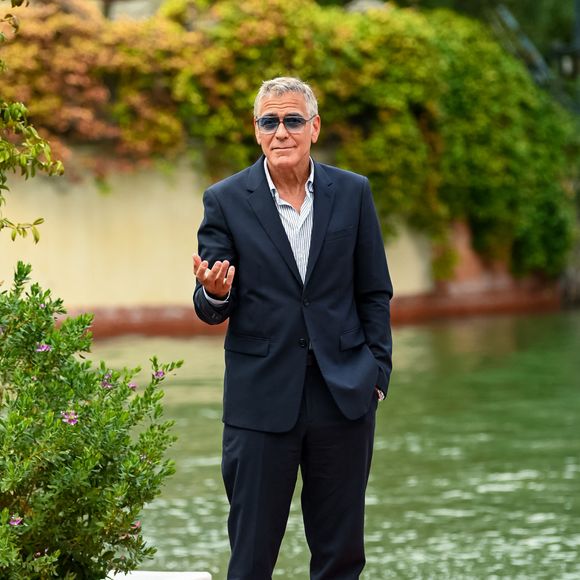 Apparemment, son état de santé l'a récemment contraint à rentrer chez lui pour se reposer

George Clooney durant la 82e édition du Festival international du film de Venise (La Mostra, ndlr) le mercredi 27 août 2025 en Italie. 
©SGPItalia / Bestimage