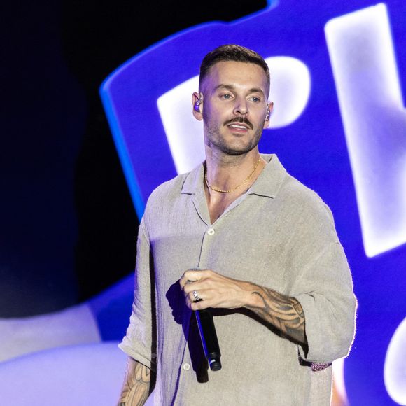 Exclusif - M. Pokora, arborant un nouveau look, une moustache et une nouvelle coupe, pour le tournage d'un film cet été dont l'action va se dérouler dans les années 40 - Enregistrement de l'émission "L'humour à la plage" pour la 2eme édition du festival de Juan les Pins à la pinède Gould le 27 juin 2025. © Bruno Bebert / Bestimage