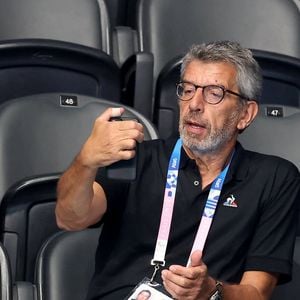 Michel Cymes - Célébrités assistent à la victoire de Léon Marchand qui devient champion Olympique sur 400 m 4 nages lors des Jeux Olympiques de Paris 2024 (JO) à Paris La Defense Arena à Nanterre le 28 juillet 2024. © Dominique Jacovides-Pierre Perusseau/Bestimage
