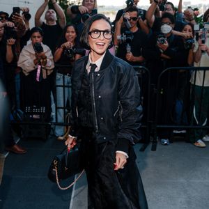 Demi Moore est une habituée de ces métamorphoses, ayant déjà adopté de nombreuses coiffures, au cinéma comme sur les tapis rouges.

Demi Moore assiste au défilé Thom Browne, dans le cadre de la collection prêt-à-porter (RTW) printemps/été 2027, organisé au The Shed, à Hudson Yards, à New York.