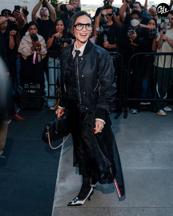 Demi Moore est une habituée de ces métamorphoses, ayant déjà adopté de nombreuses coiffures, au cinéma comme sur les tapis rouges.

Demi Moore assiste au défilé Thom Browne, dans le cadre de la collection prêt-à-porter (RTW) printemps/été 2027, organisé au The Shed, à Hudson Yards, à New York.