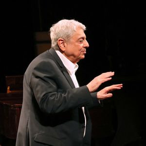 Exclusif - Enrico Macias salut le public - 86ème anniversaire de Enrico Macias avec son public au Théâtre Dejazet à Paris. Le 11 décembre 2024
© Bertrand Rindoff / Bestimage