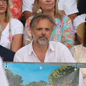 Semi-exclusif - Michel Sardou, Romain Sardou et sa compagne Kym Thiriot enceinte - Michel Sardou rend hommage à son père en famille lors du premier trophée de pétanque "Fernand Sardou" à Bormes-les-Mimosas le 29 mai 2026. Le célèbre chanteur est venu en famille avec sa femme, son fils Romain avec son fils de deux ans et demi et de sa compagne enceinte de son deuxième enfant.
La première édition du Trophée Fernand Sardou est organisée du 29 au 31 mai au coeur du village de Bormes les Mimosas. Une initiative portée par Michel et son fils Romain, pour rendre hommage à leur illustre parent Fernand Sardou au travers d'un tournoi de pétanque.
En lien avec la municipalité et l'Amicale Bouliste Borméenne (ABB), un premier Trophée Fernand Sardou sera organisé avec deux grands temps forts : Le vendredi, dès 18h, un tournoi d'exhibition sera proposé et verra s'affronter 16 triplettes. Puis un concours fédéral à pétanque sera organisé le weekend et ouvert à tous les amateurs. 128 équipes seront réparties sur les sites les plus emblématiques du village, à savoir au boulodrome de la place Saint-François, mais aussi au parc Cigalou, sur le site du château et à l'ancien stade. © Franz Chavaroche/Bestimage