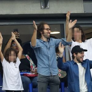 Élodie Bouchez, son mari Thomas Bangalter (groupe Daft Punk), leur fils Roxan et Tara-Jay, François Civil et Joséphine Japy dans les tribunes lors de la Ligue des nations opposant la France aux Pays-Bas, au Stade de France, à Saint-Denis, Seine Saint-Denis, France, le 9 septembre 2018. La France a gagné 2-1. © Cyril Moreau/Bestimage