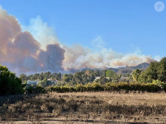 L'incendie de Pacific Palisades brûle à Los Angeles. Il pourrait s'agir de la pire catastrophe de l'histoire de l'Etat de Californie. Un énorme panache de fumée est visible derrière l'aéroport LAX, les résidents inquiets observent à distance, deux avions de lutte contre les incendies Super Scooper recueillent de l'eau dans l'océan Pacifique pour la déverser sur le feu.