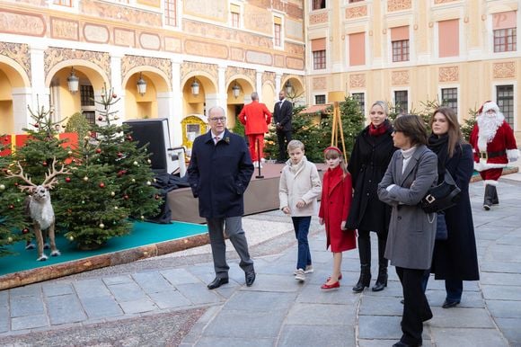 Le prince Jacques de Monaco, marquis des Baux, La princesse Gabriella de Monaco, comtesse de Carladès, Le prince Albert II de Monaco et la princesse Charlène de Monaco, Camille Gottlieb et sa mère, La princesse Stéphanie de Monaco - La famille princière de Monaco offre les traditionnels cadeaux de Noël aux enfants monégasques dans la Cour du Palais Princier, le 18 décembre 2024. 
© Olivier Huitel / Pool Monaco / Bestimage