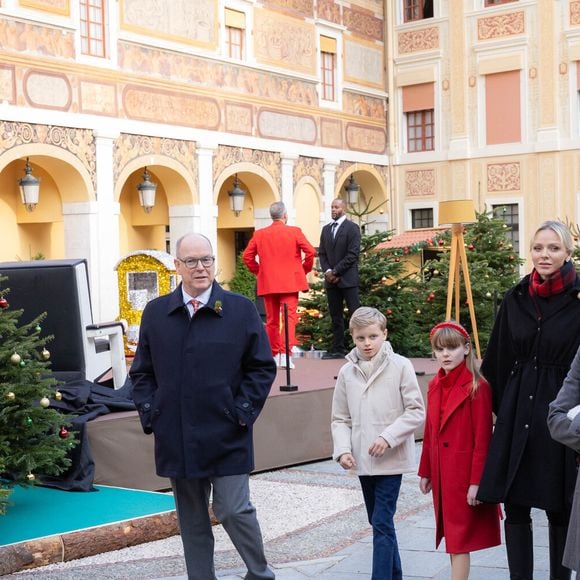 Le prince Jacques de Monaco, marquis des Baux, La princesse Gabriella de Monaco, comtesse de Carladès, Le prince Albert II de Monaco et la princesse Charlène de Monaco, Camille Gottlieb et sa mère, La princesse Stéphanie de Monaco - La famille princière de Monaco offre les traditionnels cadeaux de Noël aux enfants monégasques dans la Cour du Palais Princier, le 18 décembre 2024. 
© Olivier Huitel / Pool Monaco / Bestimage