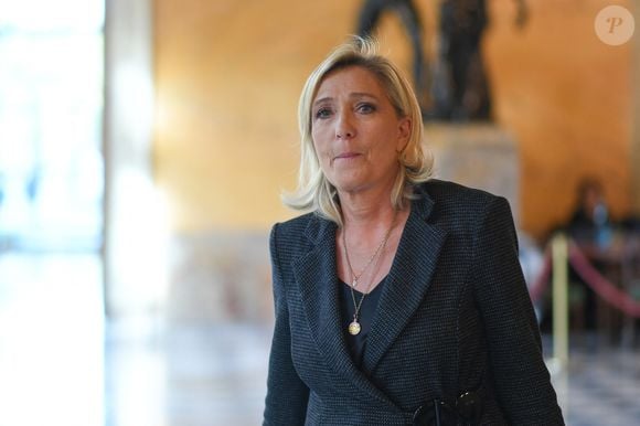 Marine Le Pen, présidente du groupe Rassemblement national à l'Assemblée, s'adresse aux journalistes dans la salle des quatre colonnes de l'Assemblée nationale à Paris, le 17 octobre 2023. 
© Lionel Urman / Panoramic / Bestimage