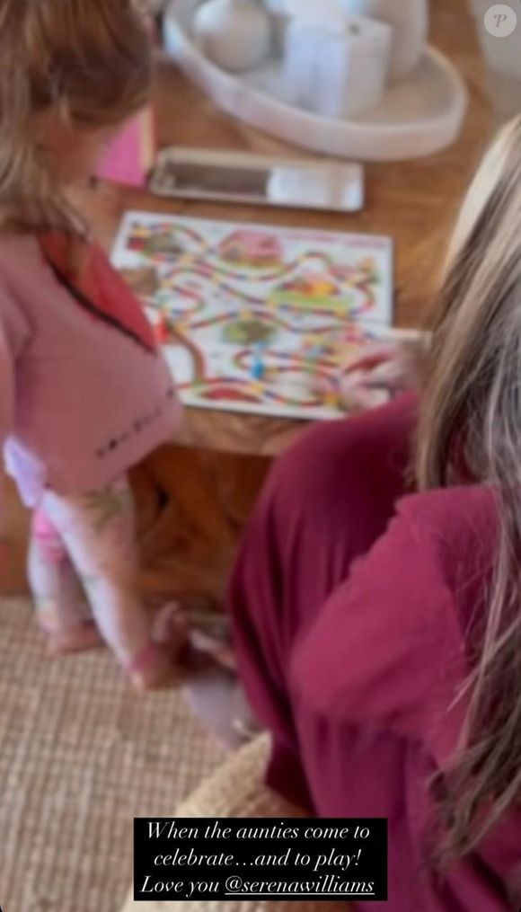 Sous l'œil avisé de Meghan Markle, Serena Williams et Lilibet jouaient à Candy Land, un jeu pour les tout petits. 

Serena Williams avec Lilibet, la fille de Meghan Markle et le prince Harry.