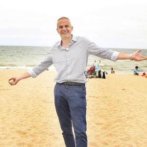 "Je refuse d’être dans un fauteuil roulant. Je n’en ai jamais eu, sauf au début. J’ai une canne, dont je me sers parfois", a-t-il déclaré à nos confrères de "Nice-Matin".

Laurent Weil
Festival du film de Cabourg
35ème édition des journées romantiques, samedi 12 juin 2021. © Christophe Aubert via Bestimage