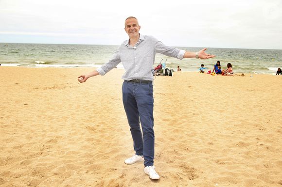 "Je refuse d’être dans un fauteuil roulant. Je n’en ai jamais eu, sauf au début. J’ai une canne, dont je me sers parfois", a-t-il déclaré à nos confrères de "Nice-Matin".

Laurent Weil
Festival du film de Cabourg
35ème édition des journées romantiques, samedi 12 juin 2021. © Christophe Aubert via Bestimage
