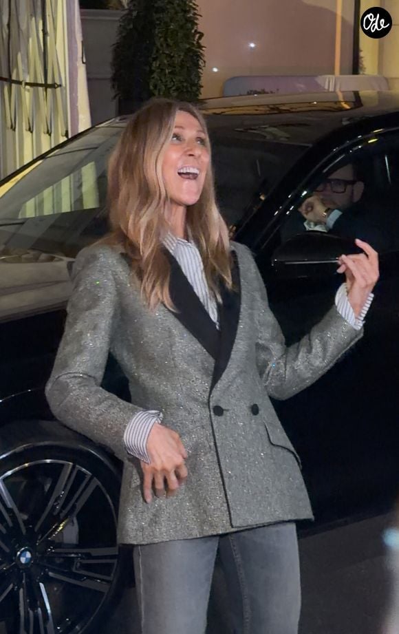 Céline Dion, de retour d'une séance intense de répétitions, prend le temps de saluer ses fans devant l'hôtel Royal Monceau à Paris le 7 septembre 2026 © Lea Vieillot / Bestimage