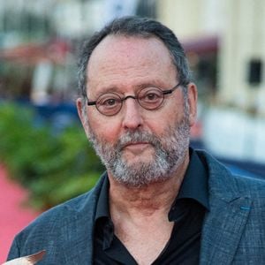 Jean Reno pose après avoir reçu un Swann d'honneur pour l'ensemble de sa carrière lors du tapis rouge dans le cadre du 37e Festival du film de Cabourg à Cabourg, France. Photo par Aurore Marechal/ABACAPRESS.COM