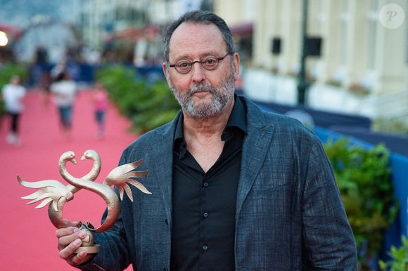 Jean Reno pose après avoir reçu un Swann d'honneur pour l'ensemble de sa carrière lors du tapis rouge dans le cadre du 37e Festival du film de Cabourg à Cabourg, France. Photo par Aurore Marechal/ABACAPRESS.COM