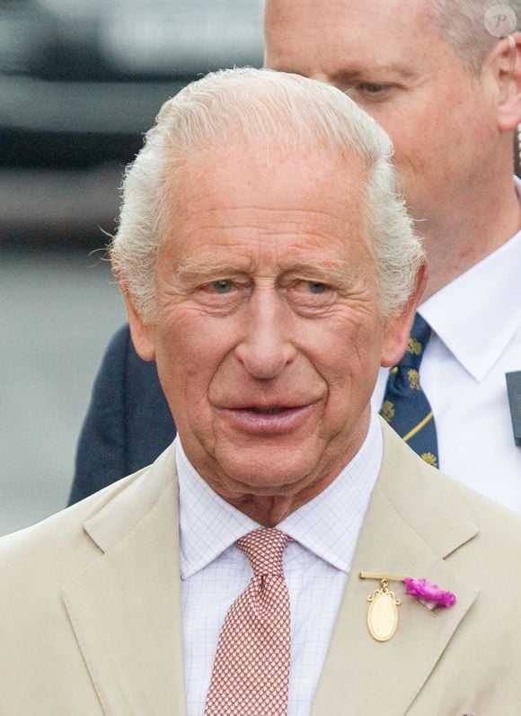 Le roi Charles III d'Angleterre et Camilla Parker Bowles, reine consort d'Angleterre, rencontrent le public à Newmarket, Royaume Uni, le 22 juillet 2025, lors de leur visite du National Stud et des salles du Jockey Club. © Tayfun Salci/ZUMA Press Wire / BestimageBestimage
