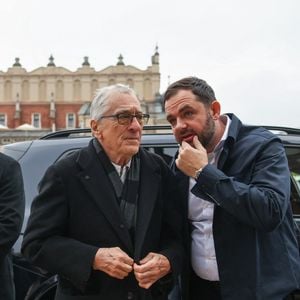 Mais que venait faire la star de Taxi Driver dans ce paisible bourg français d'un peu plus de 1 000 habitants seulement ?

9 novembre 2025, Cracovie, Pologne : Robert De Niro arrive sur la place principale de Cracovie, Pologne, le 9 novembre 2025. © Beata Zawrzel/ZUMA Press Wire / Bestimage)