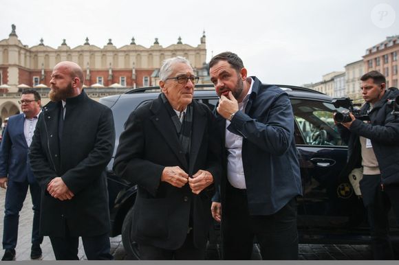 Mais que venait faire la star de Taxi Driver dans ce paisible bourg français d'un peu plus de 1 000 habitants seulement ?

9 novembre 2025, Cracovie, Pologne : Robert De Niro arrive sur la place principale de Cracovie, Pologne, le 9 novembre 2025. © Beata Zawrzel/ZUMA Press Wire / Bestimage)