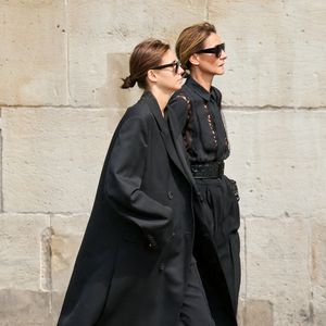 Clotilde Courau et sa fille Vittoria de Savoie - Arrivées aux obsèques de Mathilde Favier en l'église Saint-Sulpice à Paris le 31 aout 2026. © Dominique Jacovides-Cyril Moreau/Bestimage