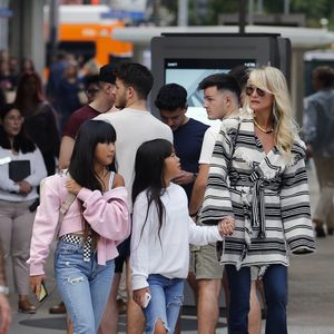 Exclusif - Malgré les incendies qui se rapprochent de sa maison, Laeticia Hallyday emmène ses filles faire du shopping à Santa Monica le 10 novembre 2018
©Agence / Bestimage