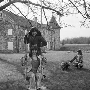 En France, Chantal Goya dans sa propriété avec ses enfants Jean-Paul, 13 ans et Clarisse, 11 ans et leurs chiens le 9 avril 1979. Photo par LENOIR Jean - Archives