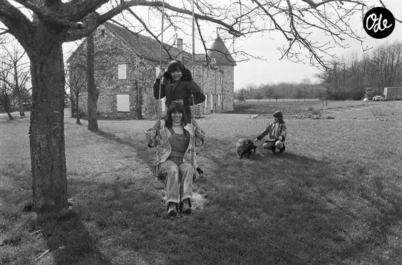 En France, Chantal Goya dans sa propriété avec ses enfants Jean-Paul, 13 ans et Clarisse, 11 ans et leurs chiens le 9 avril 1979.  Photo par LENOIR Jean - Archives