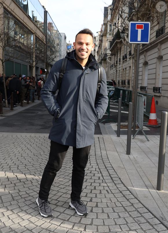Mohamed Bouhafsi aperçu dans les rues de Neuilly-sur-Seine, le 21 février 2025. ©  Agence / Bestimage