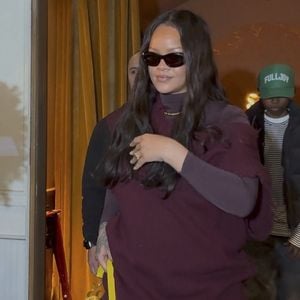 Rihanna, avec un sac à main Dior "Dracula", et ASAP Rocky quittent en famille le restaurant italien "Siena" à Paris, le 4 avril 2026.  Backgrid USA / Bestimage