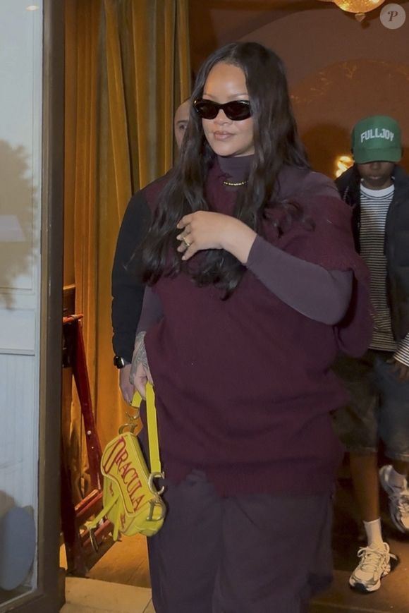 Rihanna, avec un sac à main Dior "Dracula", et ASAP Rocky quittent en famille le restaurant italien "Siena" à Paris, le 4 avril 2026.  Backgrid USA / Bestimage
