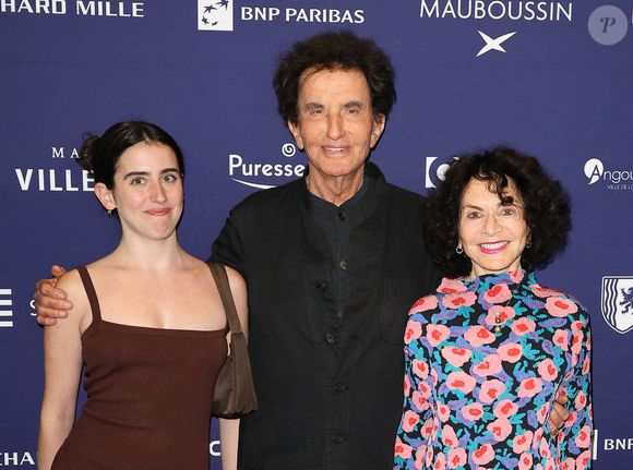 Jack Lang, sa femme Monique Lang et leur petite-fille Anna - Photocall de la cérémonie d'ouverture de la 17ème édition du Festival du Film Francophone (FFA) de Angoulême. Le 27 août 2024 © Coadic Guirec / Bestimage