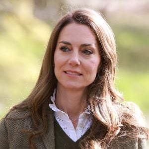 Le prince et la princesse de Galles visitent la forêt communautaire d'Ardura et rencontrent les gardes forestiers du service des gardes forestiers de Mull et d'Iona à la forêt communautaire d'Ardura afin de souligner l'importance de protéger et de défendre l'environnement naturel, le deuxième jour de leur visite dans les Hébrides intérieures, en Écosse, au Royaume-Uni. Photo par Julien Burton / Bestimage