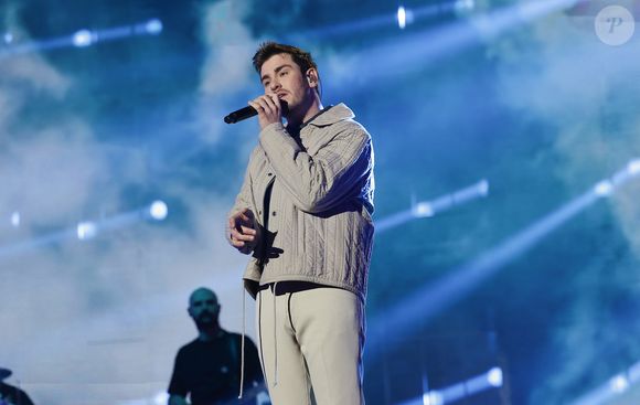 "Je suis dégoûté parce que on voulait vous montrer une super danse avec Elsa et malheureusement elle a pas pu, mais c'est que partie remise donc je serai là au prochain prime"

Exclusif - Julien Lieb lors du concert du gala de Noël de l'association Tout le monde contre le cancer fête ses 20 ans diffusé le 24 décembre sur M6 à l'Adidas Aren Porte de la Chapelle à Paris, France, le 4 décembre 2025. © Coadic Guirec/Bestimage