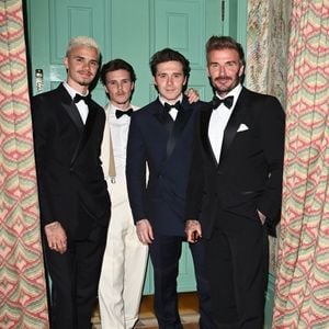 David Beckham, Brooklyn Beckham, Romeo Beckham et Cruz Beckham à l'anniversaire des 50 ans de Victoria Beckham le 20 avril 2024, au club Oswald's à Londres.