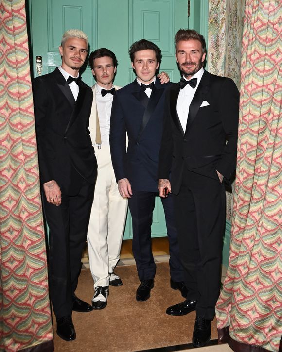 David Beckham, Brooklyn Beckham, Romeo Beckham et Cruz Beckham à l'anniversaire des 50 ans de Victoria Beckham le 20 avril 2024, au club Oswald's à Londres.