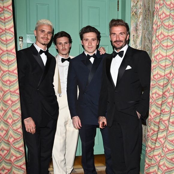 David Beckham, Brooklyn Beckham, Romeo Beckham et Cruz Beckham à l'anniversaire des 50 ans de Victoria Beckham le 20 avril 2024, au club Oswald's à Londres.