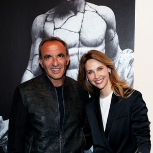 Nikos Aliagas et Ophélie Meunier - Vernissage de l'exposition "Les grands âges", photographies de Nikos Aliagas au musée de l'Homme à Paris le 7 avril 2026. © Dominique Jacovides/Bestimage