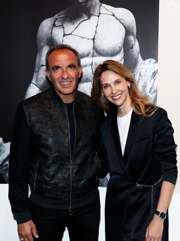 Nikos Aliagas et Ophélie Meunier - Vernissage de l'exposition "Les grands âges", photographies de Nikos Aliagas au musée de l'Homme à Paris le 7 avril 2026. © Dominique Jacovides/Bestimage