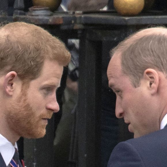 Le prince Harry et le prince William à la sortie de l'abbaye de Westminster pour le service commémoratif de L'ANZAC Day à Londres, le 25 avril 2018. @Backgrid UK / Bestimage