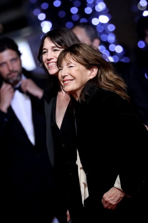 Charlotte Gainsbourg et sa mère Jane Birkin - Montée des marches du film «Jane par Charlotte» lors du 74ème Festival International du Film de Cannes. Le 7 juillet 2021
© Borde-Jacovides-Moreau / Bestimage