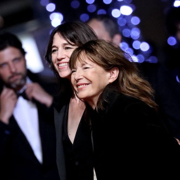 Charlotte Gainsbourg et sa mère Jane Birkin - Montée des marches du film «Jane par Charlotte» lors du 74ème Festival International du Film de Cannes. Le 7 juillet 2021
© Borde-Jacovides-Moreau / Bestimage