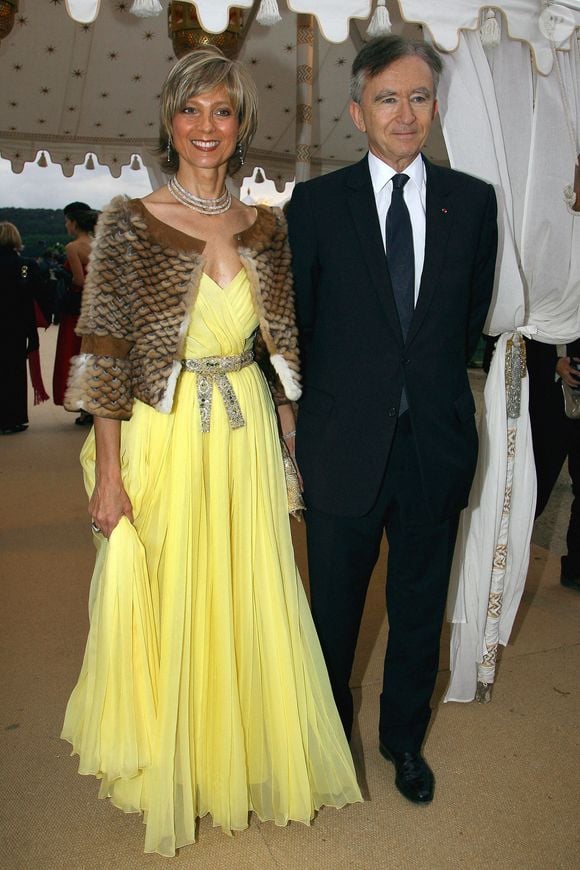 "J'ai été guidée par l'amour, tout simplement", a-t-elle déclaré à Audrey Crespo-Mara. 

Hélène et Bernard Arnault accueillent les invités de la présentation de la collection Haute-Couture Automne-Hiver 2008 de Dior, un défilé spécial pour célébrer le 60ème anniversaire de la marque, qui s'est tenu à l'Orangerie du Château de Versailles près de Paris, France, le 2 juillet 2007. Photo by Nebinger-Orban-Taamallah/ABACAPRESS.COM