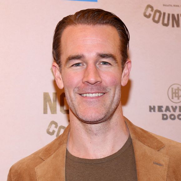 La star de Dawson s'en est allé des suites d'un cancer colorectal à l'âge de 48 ans. 

Nashville, TN FILE PHOTOS James Van Der Beek, la star de la série pour adolescents des années 1990 "Dawson's Creek", est décédé mercredi à l'âge de 48 ans après une bataille contre le cancer, a annoncé sa femme sur les médias sociaux.

Photo : Backgrid USA / Bestimage