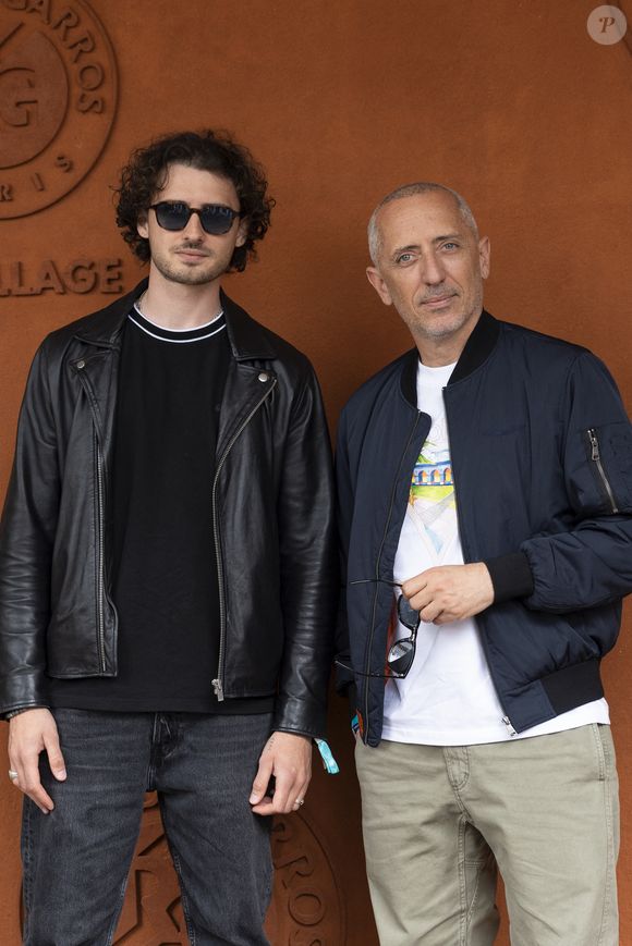 Gad Elmaleh avec son fils Noé au village lors des Internationaux de France de Tennis de Roland Garros 2025, à Paris, France, le 8 juin 2025. © Cyril Moreau/Bestimage